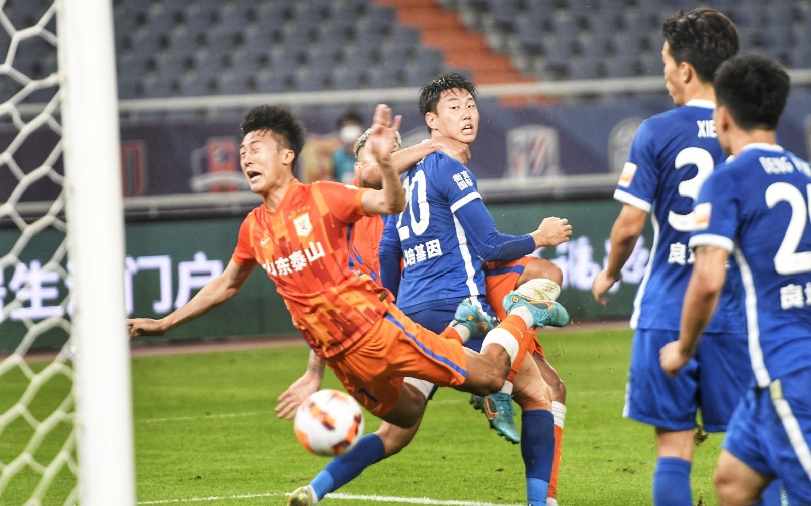 挪媒：哈兰德因曼奇尼摸屁股产生冲突，挪威队赛后庆祝至深夜（挪威媒体：哈兰德与曼奇尼因拍臀发生争执，挪威队赛后庆祝至深夜）