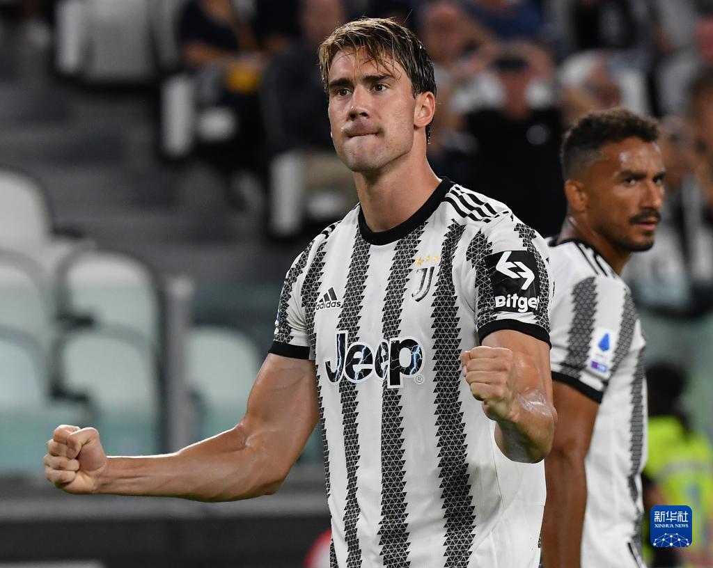 足球国足球迷自发组织万人方阵助威（国足球迷自发组建万人方阵为球队助威）