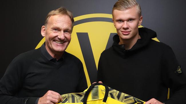 费迪南德称赞曼联新训练基地：非常漂亮，细节设计也太贴心了（费迪南德盛赞曼联新训练基地：外观出色，细节拿捏到位）