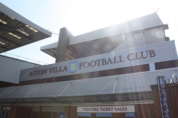 佛罗伦萨主场5-1大胜乌迪内斯，收获本赛季联赛首胜（佛罗伦萨主场5比1横扫乌迪内斯，迎来赛季联赛首胜）