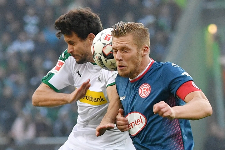 32岁津门虎王牌队长正式转会上港，亚冠首轮亮相柔佛引关注（32岁津门虎王牌队长官宣加盟上港，亚冠首轮对阵柔佛成焦点）