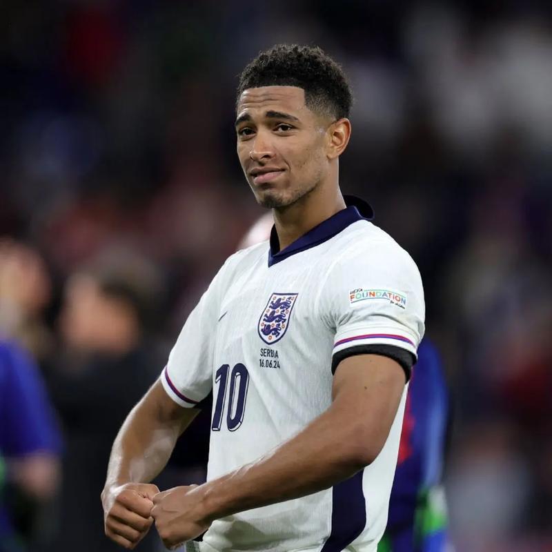 这下真是把足球踢成了艺术