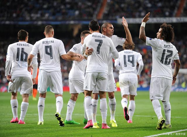 足球意大利名将宣布退役，时代落幕（意大利足坛传奇宣布挂靴，一个时代谢幕）