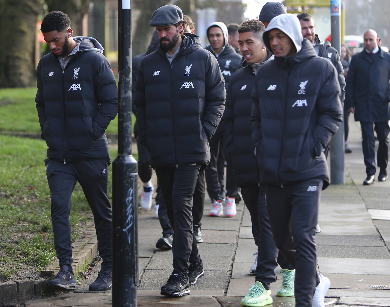 惨败国安后亚泰球员贺一然被自家球迷辱骂，他做出手势回击