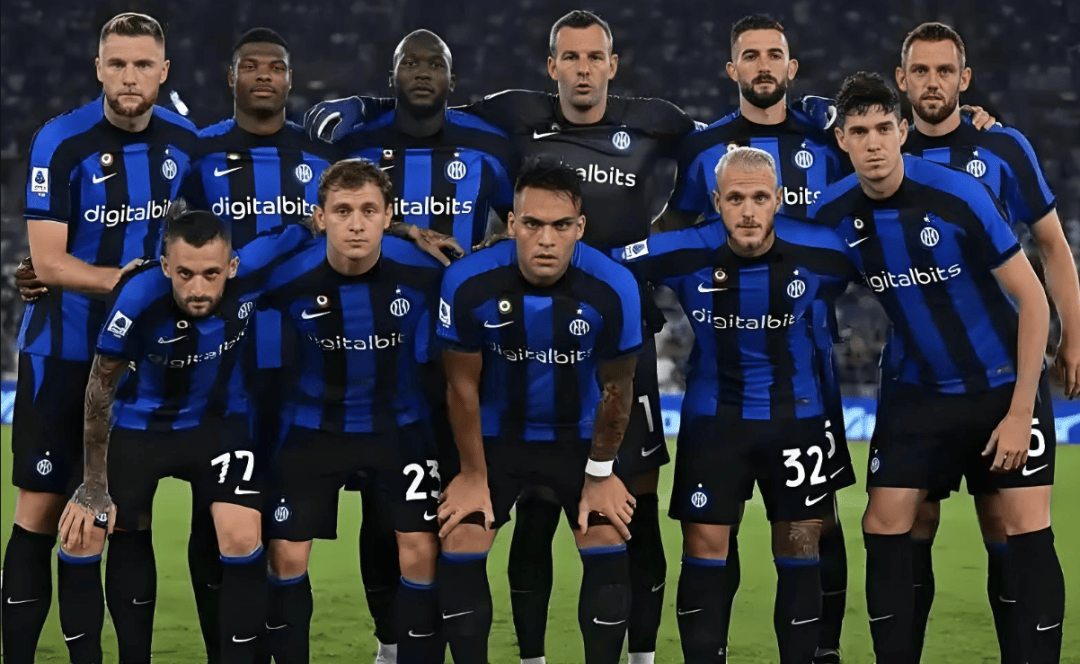 记者：至少有12家俱乐部有意梅努，球员本人首选那不勒斯（多达12家俱乐部竞逐梅努，球员本人更倾向那不勒斯）